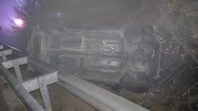 Imagen del vehículo 4x4 que ha volcado en la madrugada de este domingo en la A-62, en la provincia de Valladolid.