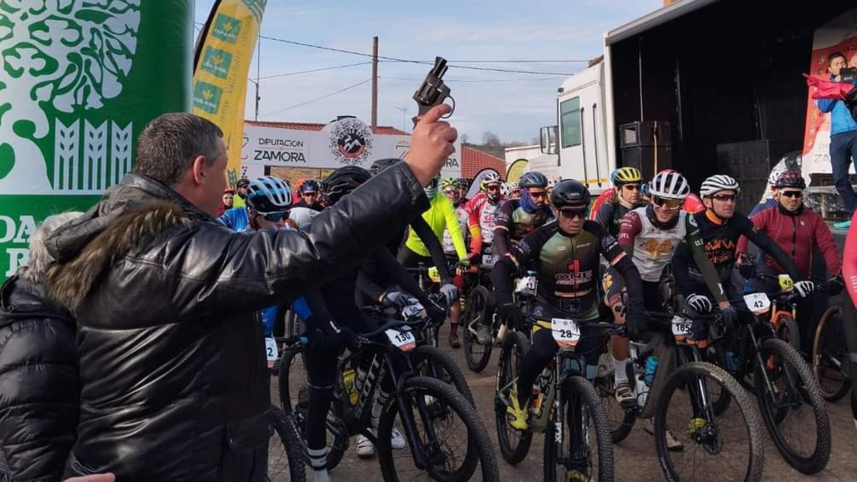 El presidente de la Diputación de Zamora, Javier Faúndez, da el pistoletazo de salida a la Marcha MTB Ufones, este domingo.