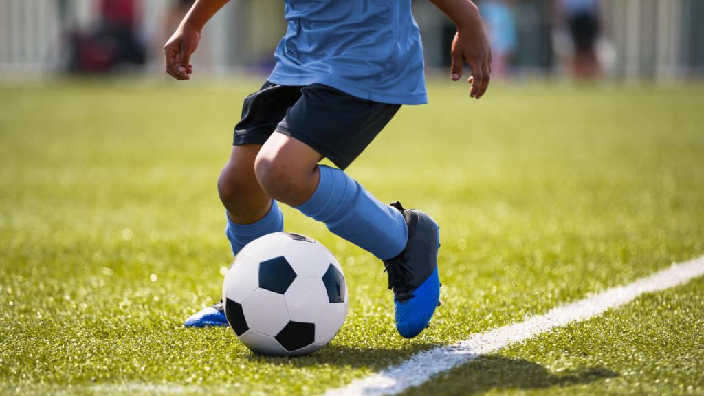 Un jugador de fútbol.