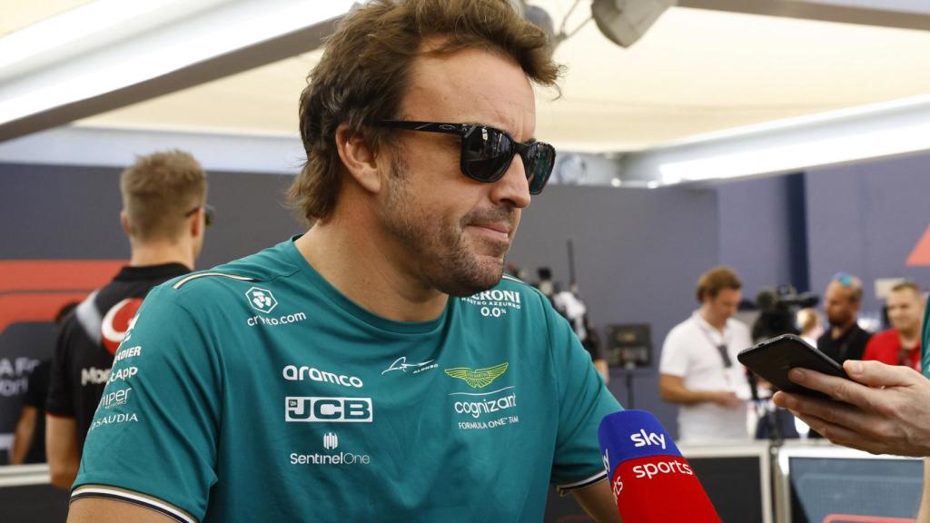 Fernando Alonso atiende a los medios de comunicación.