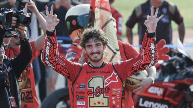 Pecco Bagnaia celebra su tercer título de campeón del mundo, en el circuito Ricardo Tormo de Cheste.