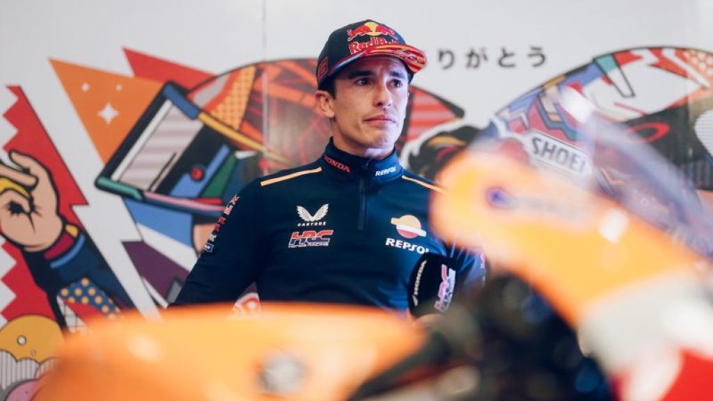 Marc Márquez trata de contener la emoción en la cena de despedida del equipo Repsol Honda.