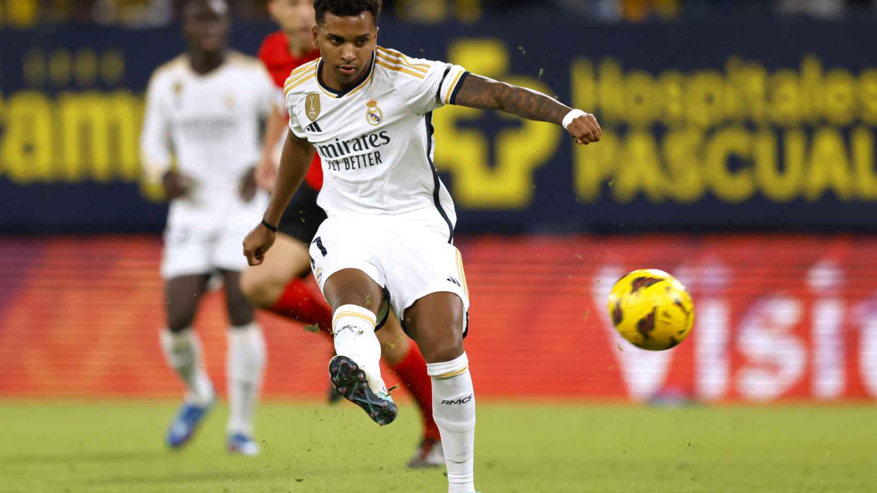 Momento del disparo de Rodrygo en su gol ante el Cádiz