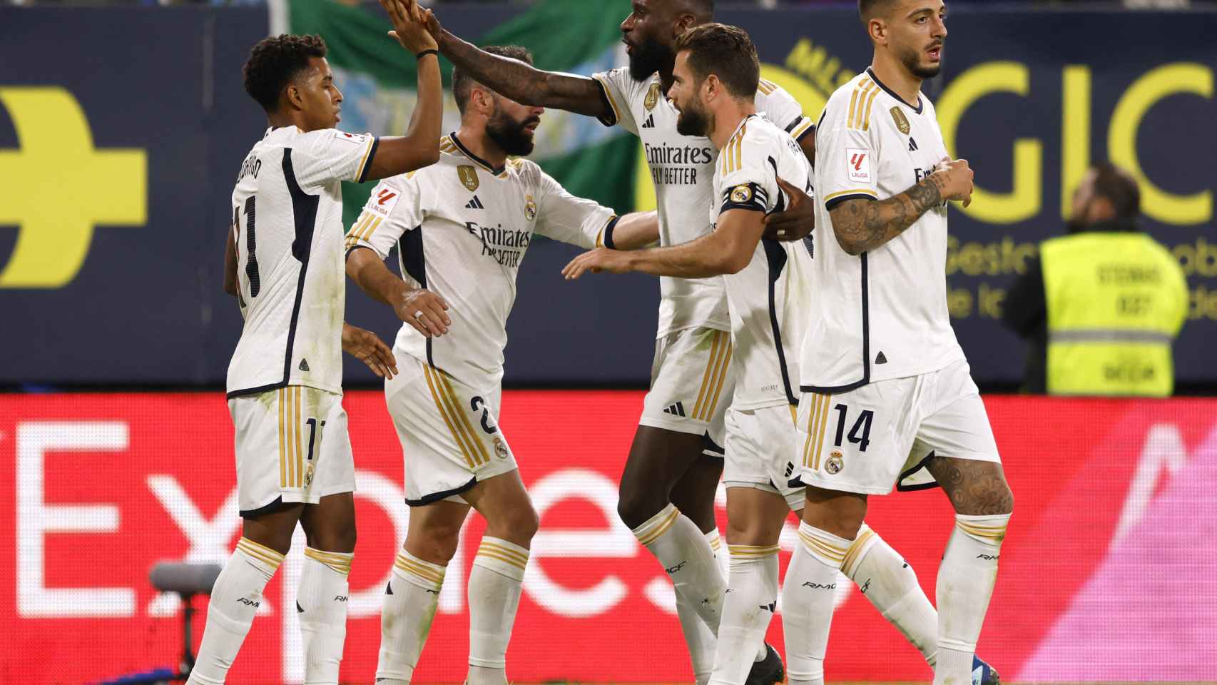 Los jugadores del Real Madrid celebran un gol de Rodrygo