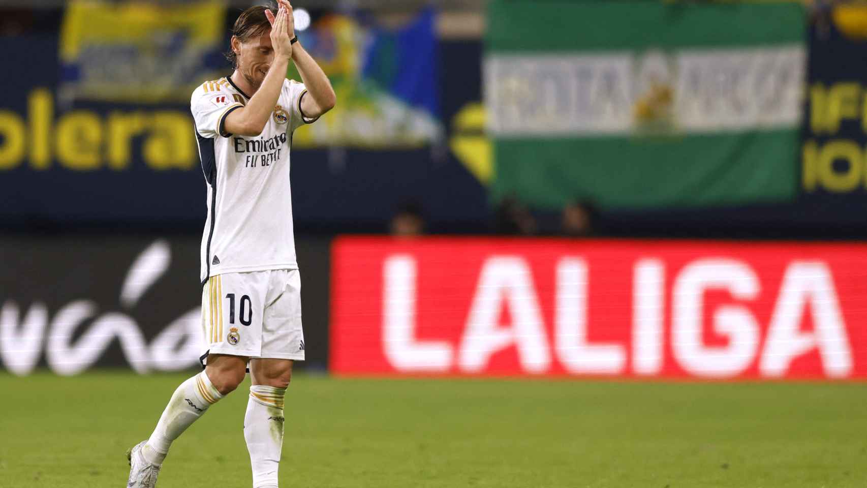 Modric, ovacionado por la afición del Cádiz tras marcharse lesionado