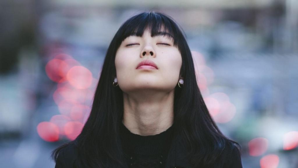 Una mujer japonesa con los ojos cerrados.