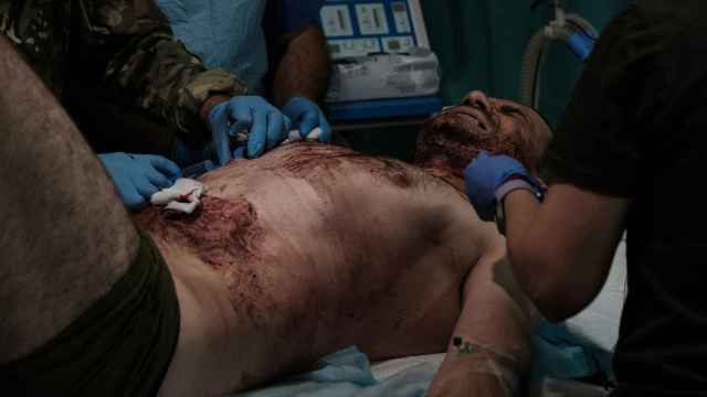 Médicos militares ucranianos tratan de estabilizar a un soldado herido por la artillería rusa en el frente de combate de Bakhmut.