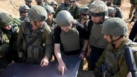Netanyahu con soldados.