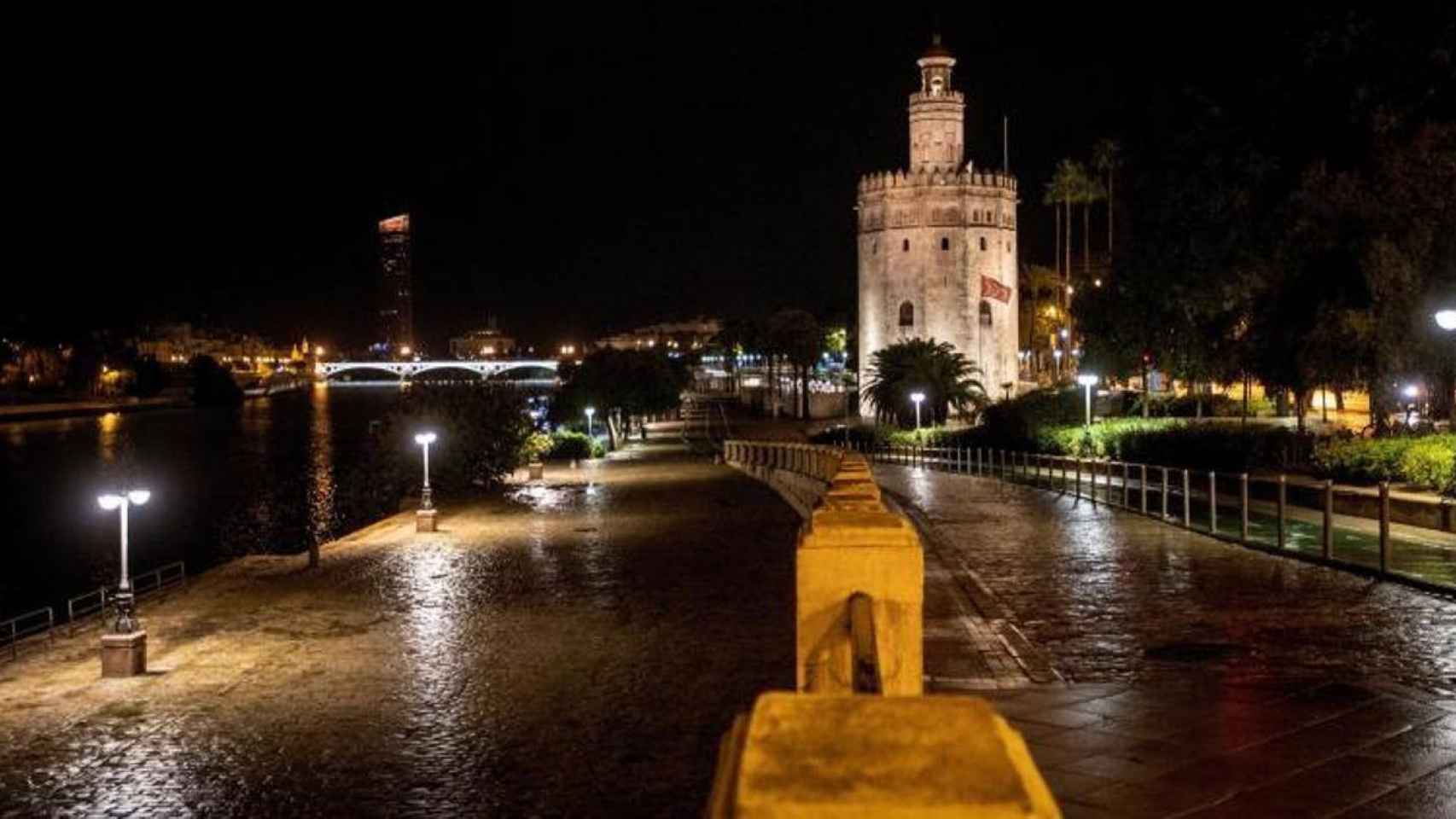 Paseo del Marqués de Contadero junto a la Torre del Oro en Sevilla y el río Guadalquivir.