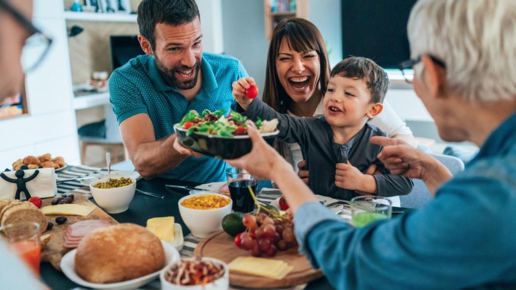 Una familia comiendo verduras