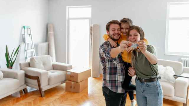 Imagen de una familia con las llaves de su nuevo piso