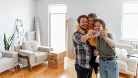 Imagen de una familia con las llaves de su nuevo piso