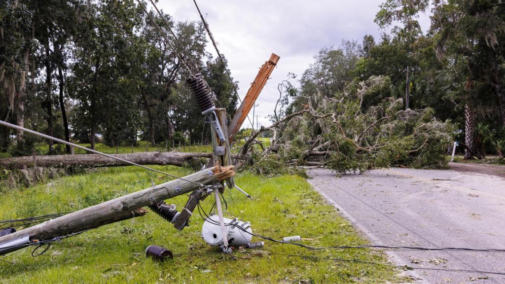 Imagen de un poste de alta tensión caído