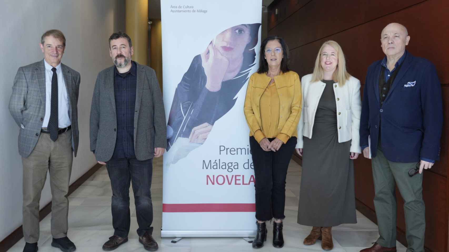 A la izquierda de la imagen, Joan Tarrida, editor de Galaxia Gutenberg, y Mario Cuenca Sandoval, ganador del XVII Premio Málaga de Novela, en la rueda de prensa en la que se ha anunciado el fallo del galardón.