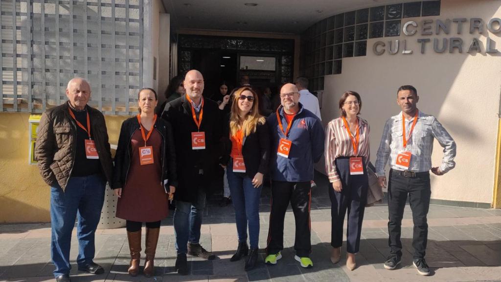 La concejal de Cs, María de los Ángeles Martí, este domingo, junto al resto de miembros de Ciudadanos en Ceutí.