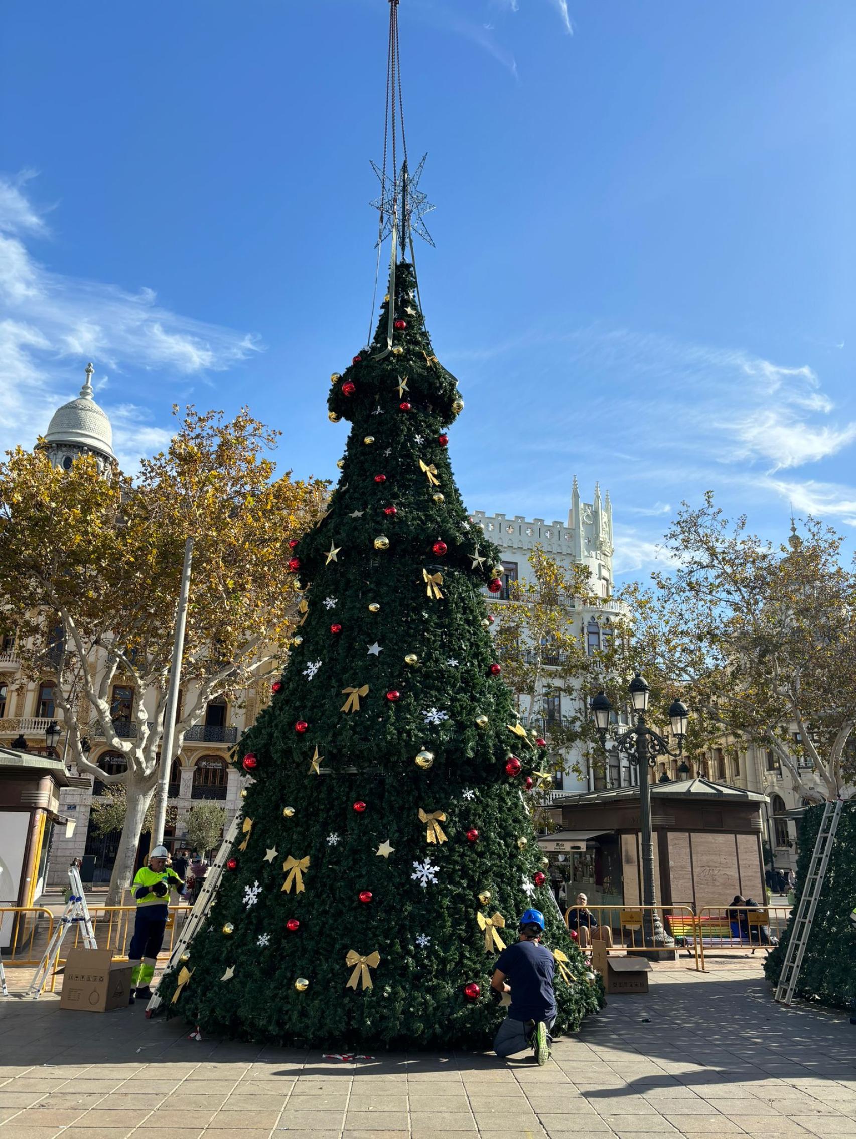 El árbol de Navidad plantado en la plaza del Ayuntamiento, de 20 metros de altura. EE