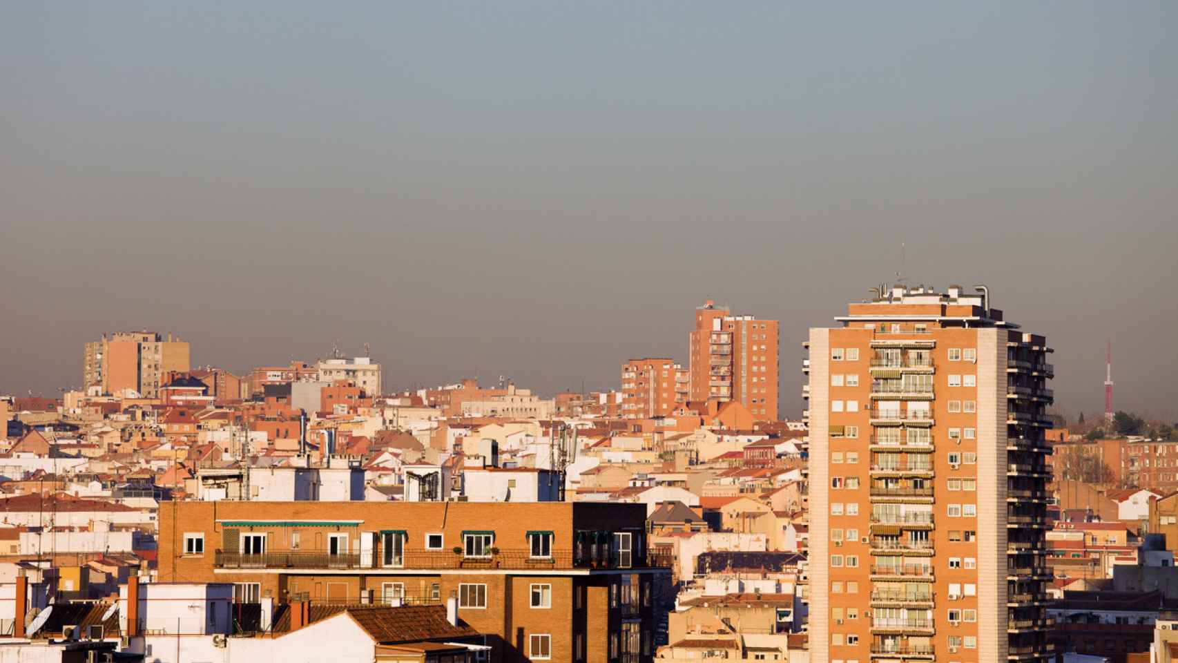 La ciudad de Madrid con una nube de contaminación.