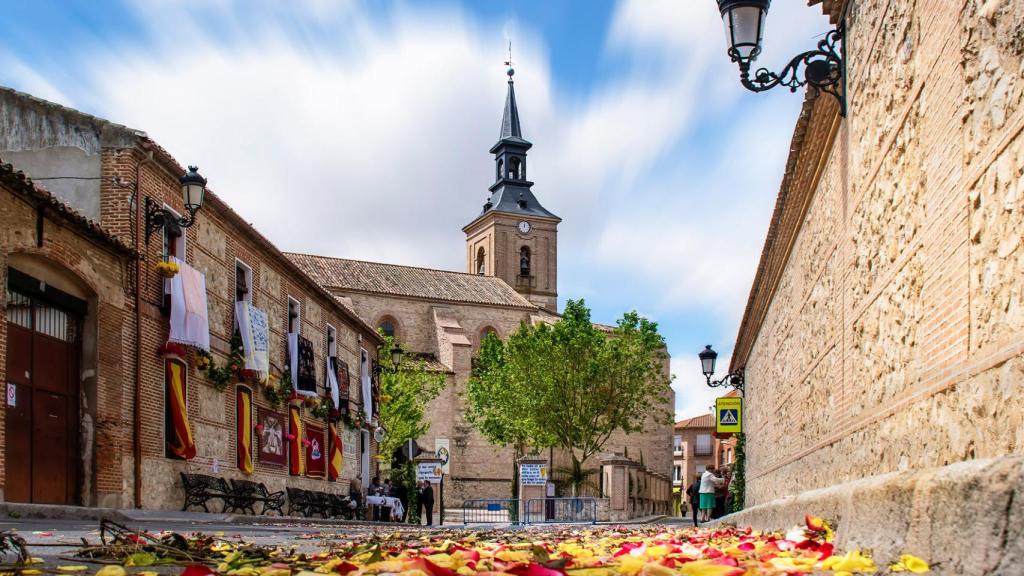 Conoce el pueblo medieval a una hora de Madrid con un palacio único que pertenece al estilo mudéjar