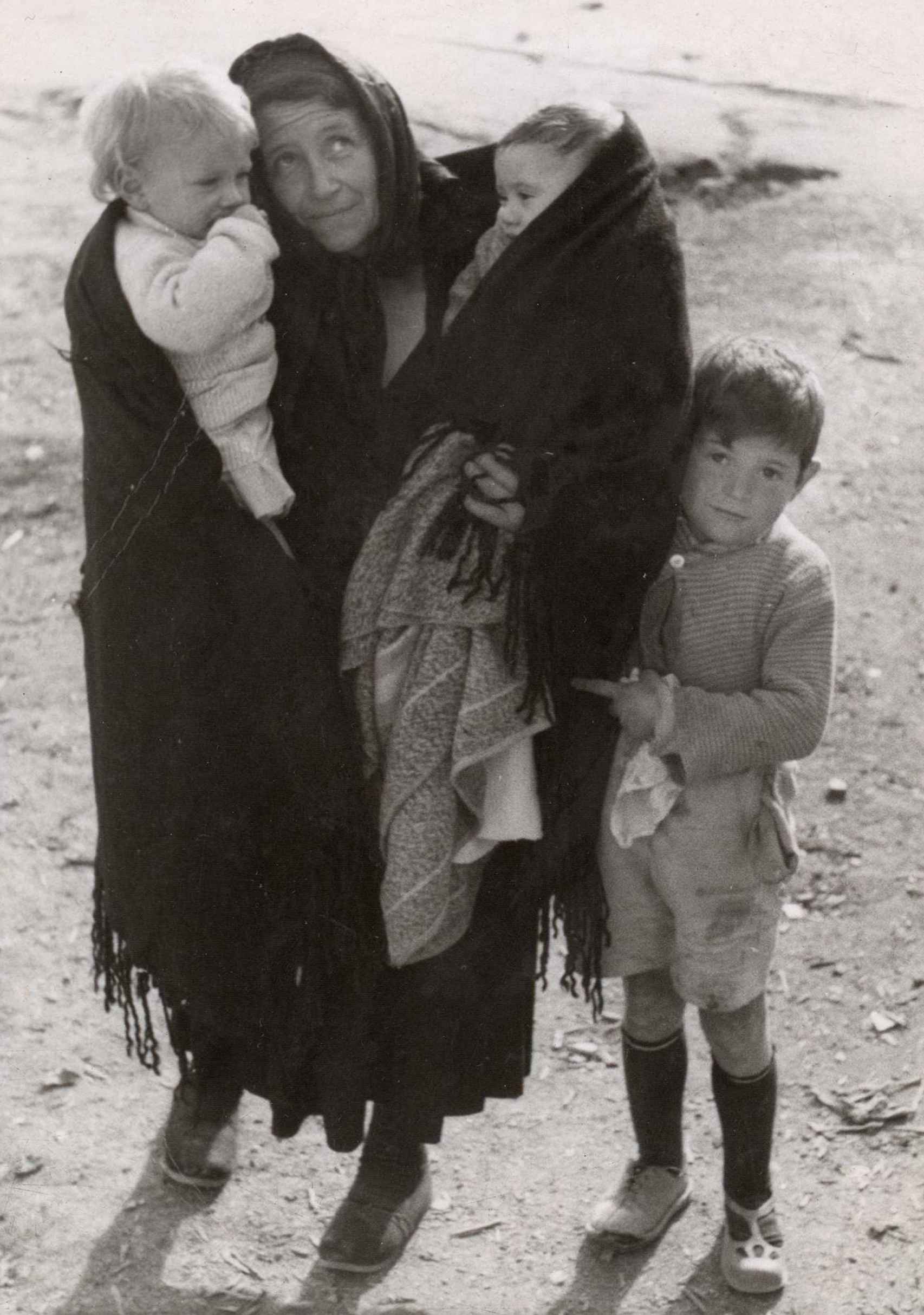 Una mujer con sus hijos en Málaga huyendo de la aviación franquista.