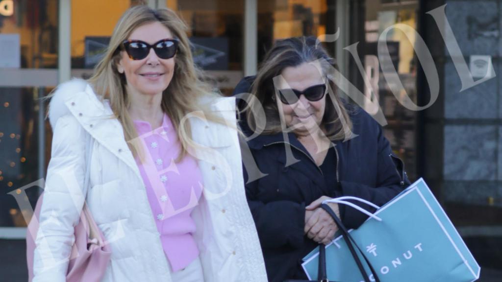 Ana Obregón junto a su hermana Celia a la salida de El Corte Inglés de Sanchinarro, en Madrid.