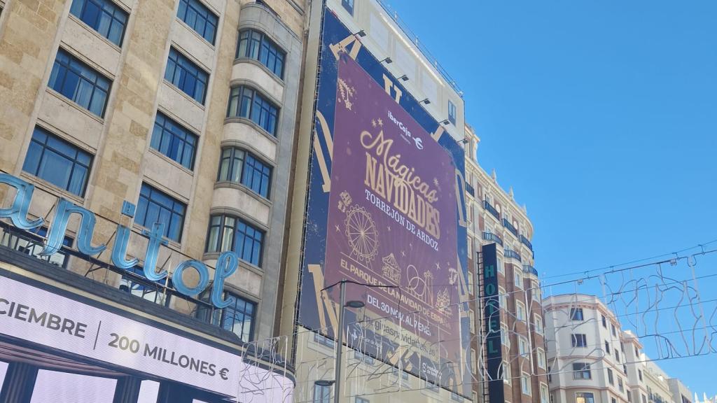 Una lona publicitaria en plena Gran Vía.