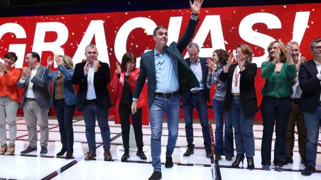 Pedro Sánchez junto a varios de sus ministros en el acto del PSOE en Ifema este domingo.