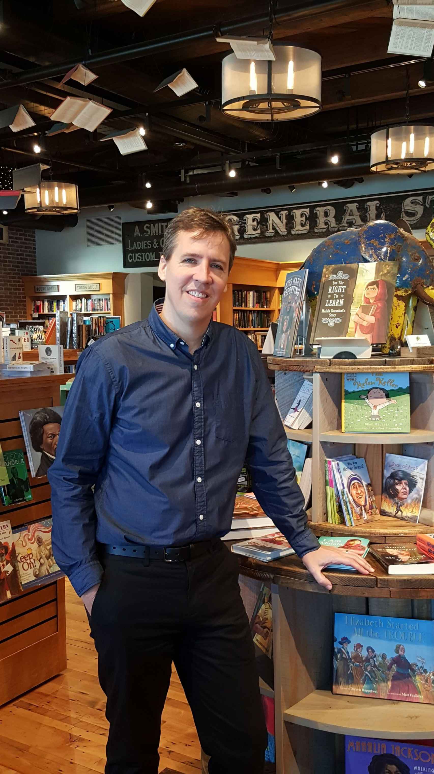 Jeff Kinney en su librería mientras promociona 'Diario de Greg'.