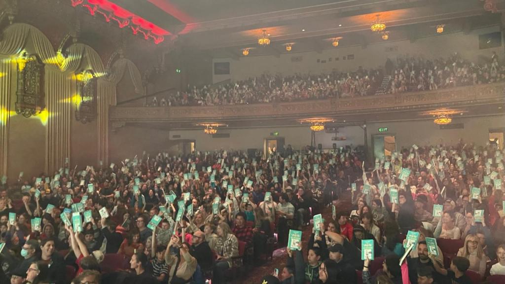 Vista de uno de los teatros plagados de fans lectores de 'Diario de Greg' durante la presentación del libro de Kinney.