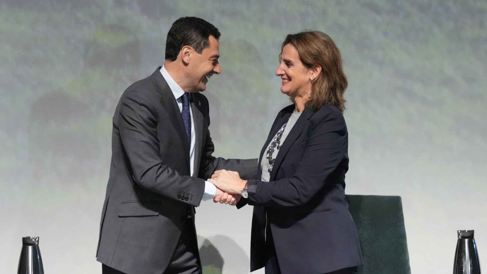 El presidente de la Junta de Andalucía, Juanma Moreno, y la vicepresidenta tercera del Gobierno, Teresa Ribera, tras la firma del acuerdo..