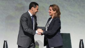 El presidente de la Junta de Andalucía, Juanma Moreno, y la vicepresidenta tercera del Gobierno, Teresa Ribera, tras la firma del acuerdo..