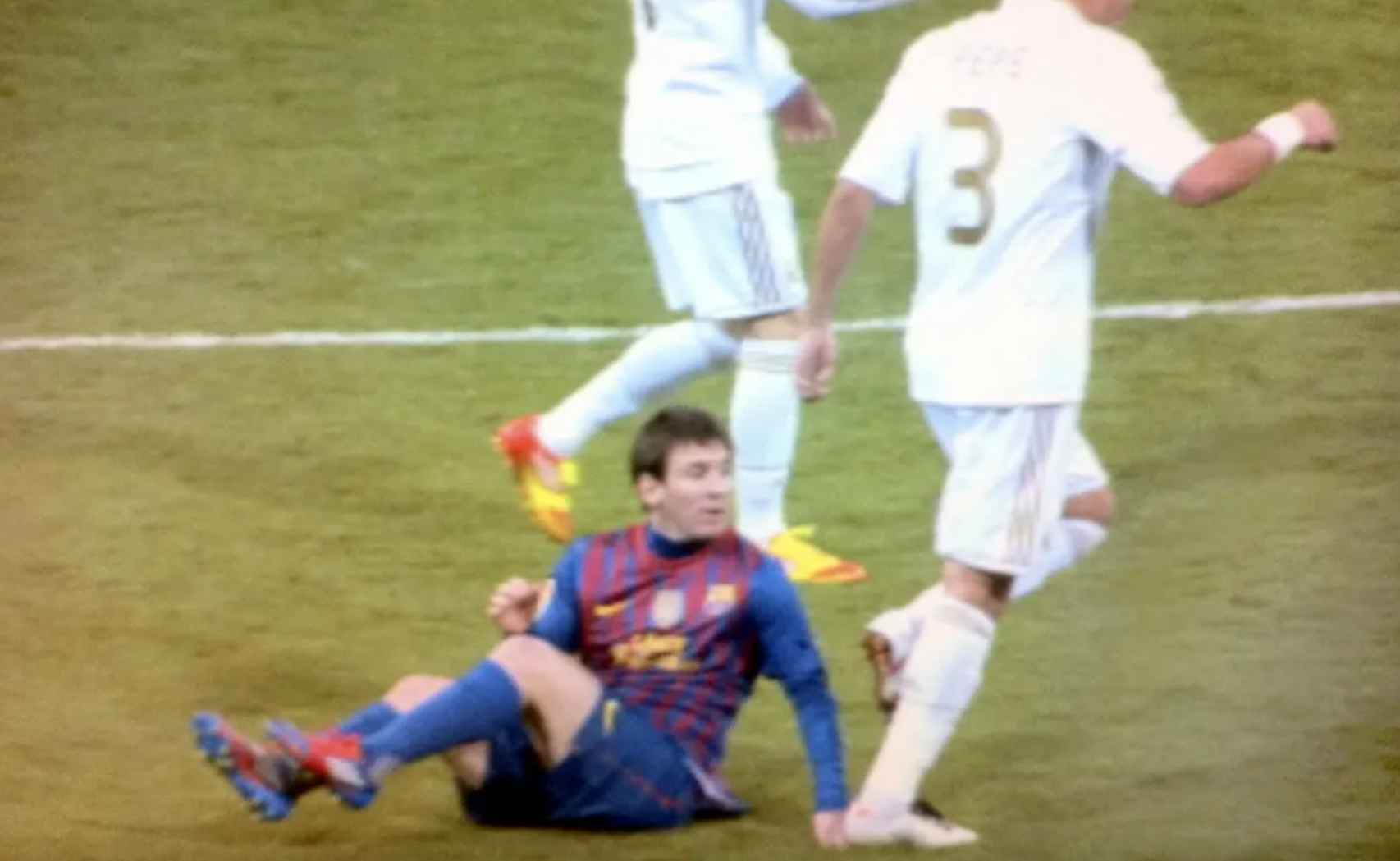 El pisotón de Pepe a Messi