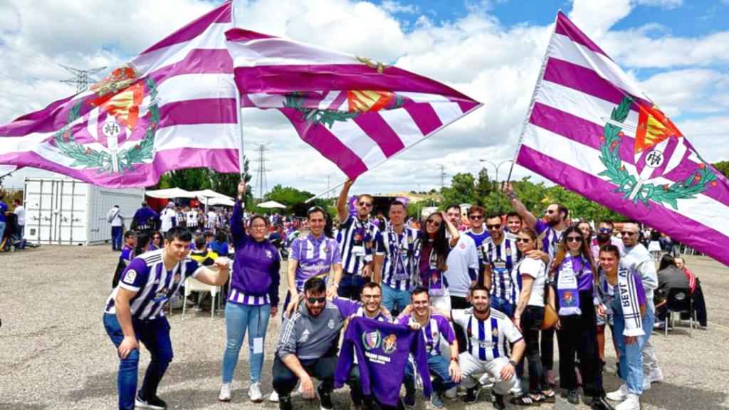 Integrantes de la peña Dando Guerra del Real Valladolid