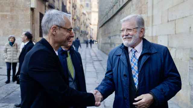 El rector de la Universidad de Salamanca, Ricardo Rivero, saluda a Juan Carlos Rodríguez Ibarra