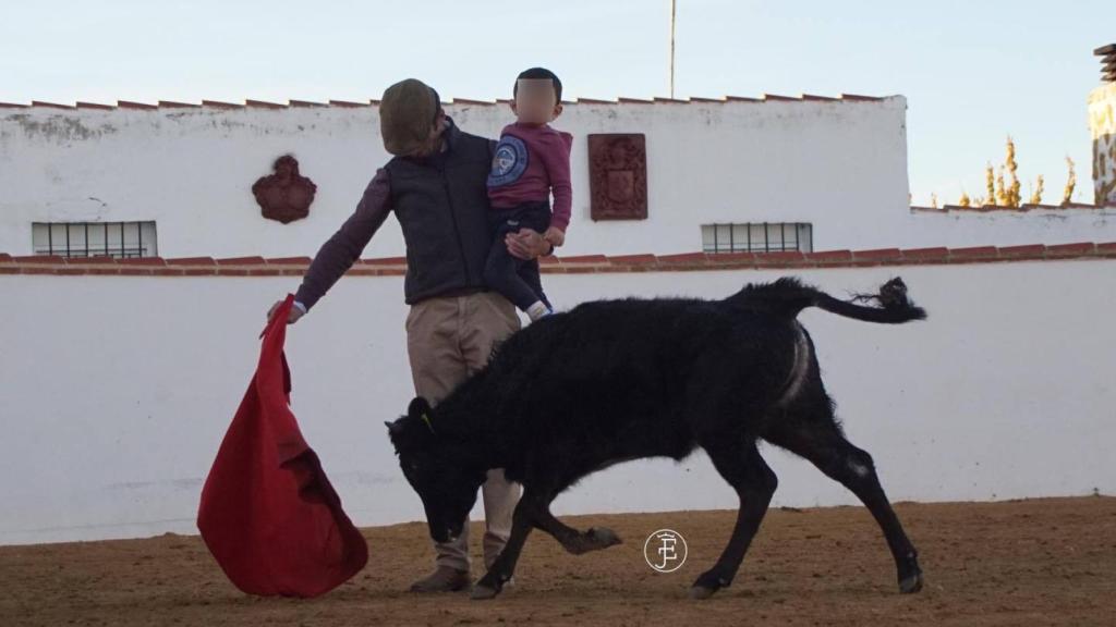 El hombre que ha toreado con un niño en brazos en Alaejos