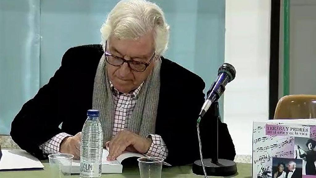 Santos García Catalán firmando su nuevo libro en Villarrobledo