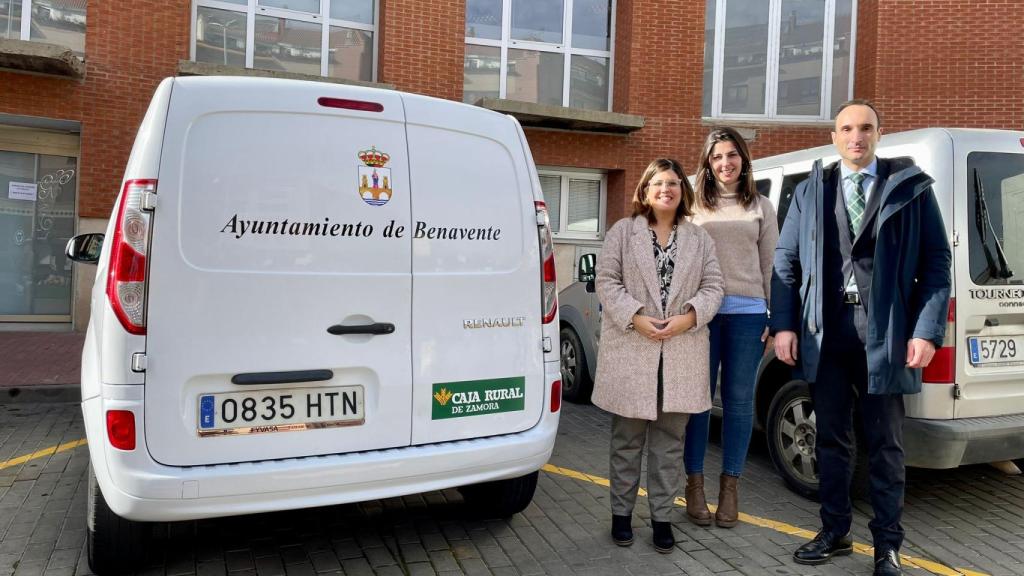 La alcaldesa de Benavente, Beatriz Asensio, y la concejal de Bienestar Social, Mercedes Benítez; y Primitivo Santo, director de zona de Caja Rural de Zamora en Benavente