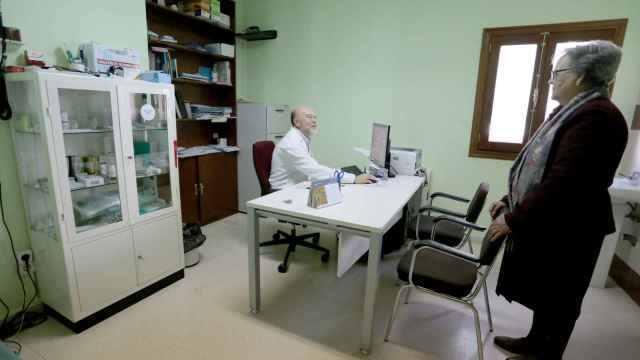 Un médico de Familia atendiendo a una paciente en el consultorio local de Viloria del Henar (Valladolid)