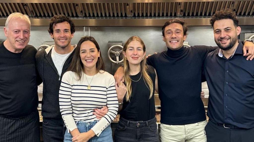 Tamara Falcó e Íñigo Onieva en las cocinas de este mítico asador.