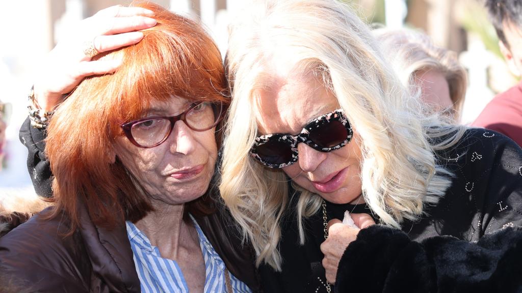 Bárbara Rey y su hermana, Petra, en el funeral de du hermano.