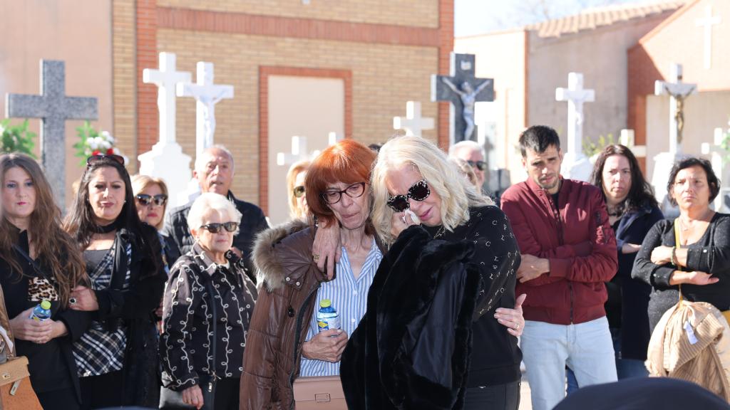 Bárbara Rey, abrazada a su hermana, Petra, en el funeral de su hermano.