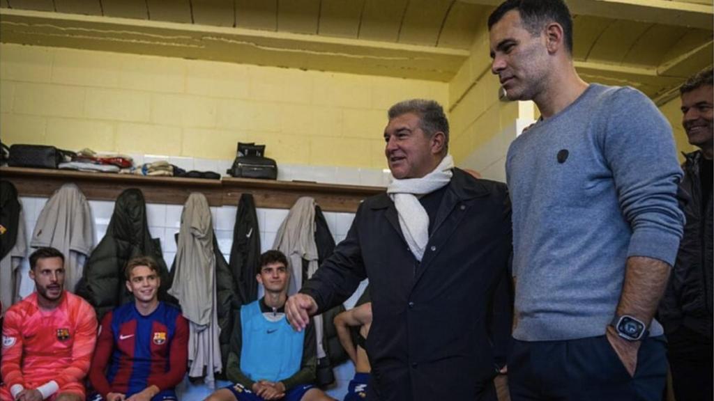 Laporta con Rafa Márquez en el vestuario del Barça Atlètic