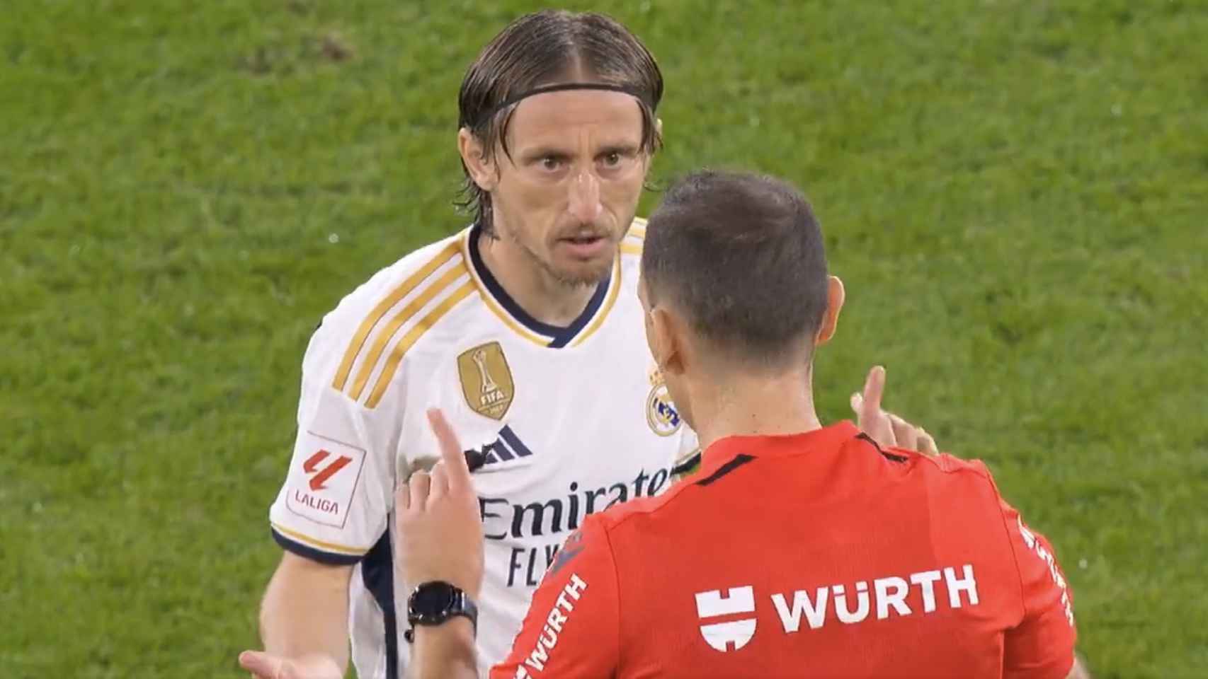 El brutal enfado de Modric con el árbitro Cuadra Fernández
