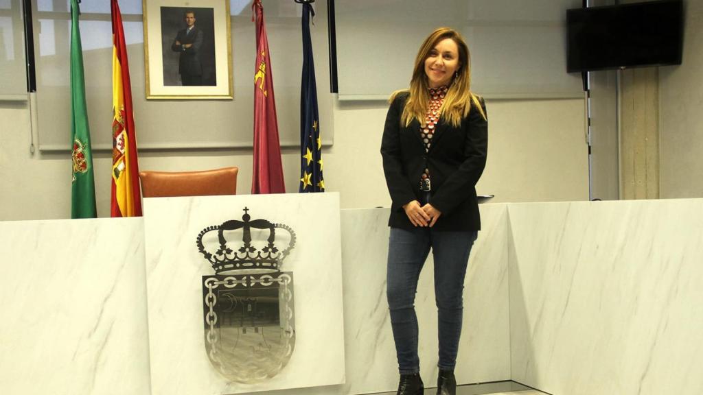 María de los Ángeles Martí, concejal de Ciudadanos, posando en el salón de plenos del Ayuntamiento de Ceutí.