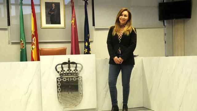 María de los Ángeles Martí, concejal de Ciudadanos, posando en el salón de plenos del Ayuntamiento de Ceutí.