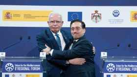 José Manuel Albares, este lunes en Barcelona junto al ministro de Exteriores de la Autoridad Nacional Palestina, Riyad Al-Maliki.