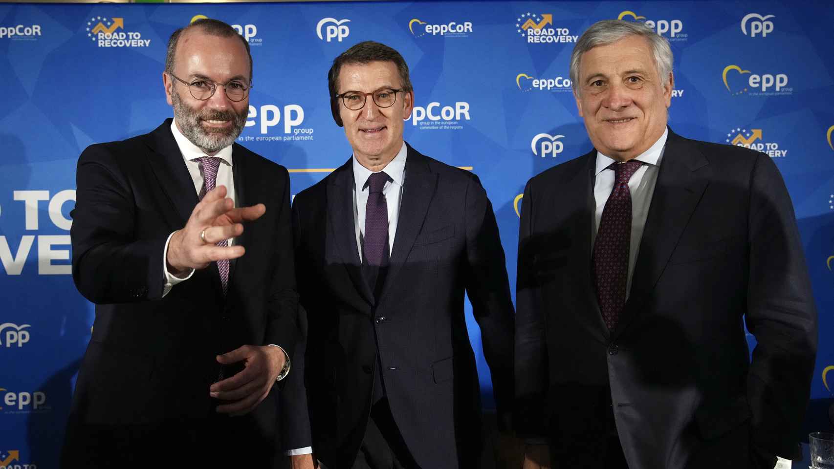 Manfred Weber, Feijóo y Tajani, este lunes en Barcelona, en un acto del PPE.