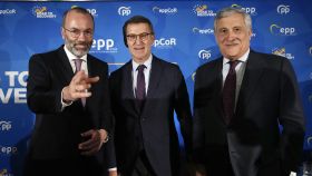 Manfred Weber, Feijóo y Tajani, este lunes en Barcelona, en un acto del PPE.