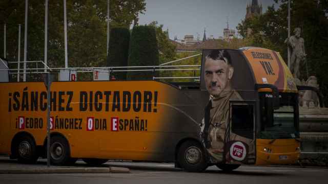 El autobús de Hazte Oír que presenta la imagen manipulada de Sánchez con el bigote de Hitler.