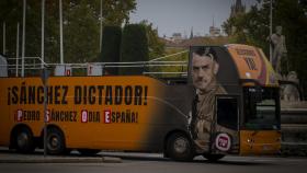 El autobús de Hazte Oír que presenta la imagen manipulada de Sánchez con el bigote de Hitler.