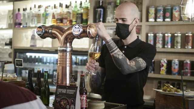 Un camarero sirve una cerveza en el interior de un bar, a 1 de octubre de 2021